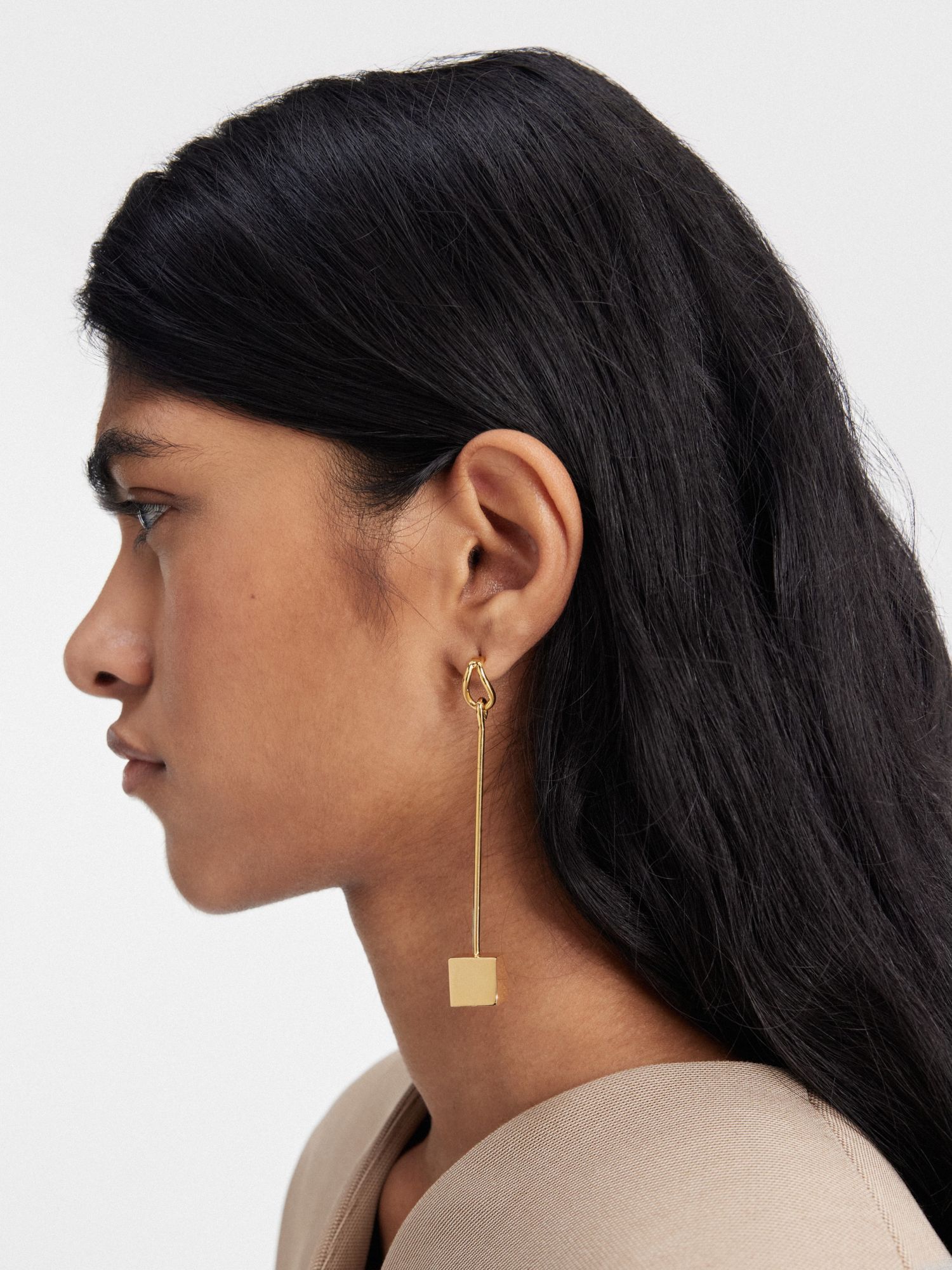 JACQUEMUS JACQUEMUS ASYMMETRIC DANGLE EARRINGS 