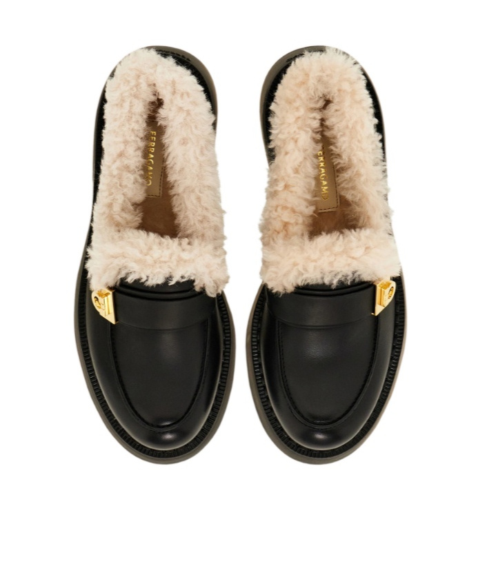 Ferragamo Loafer With Hug Buckle Detail In Black