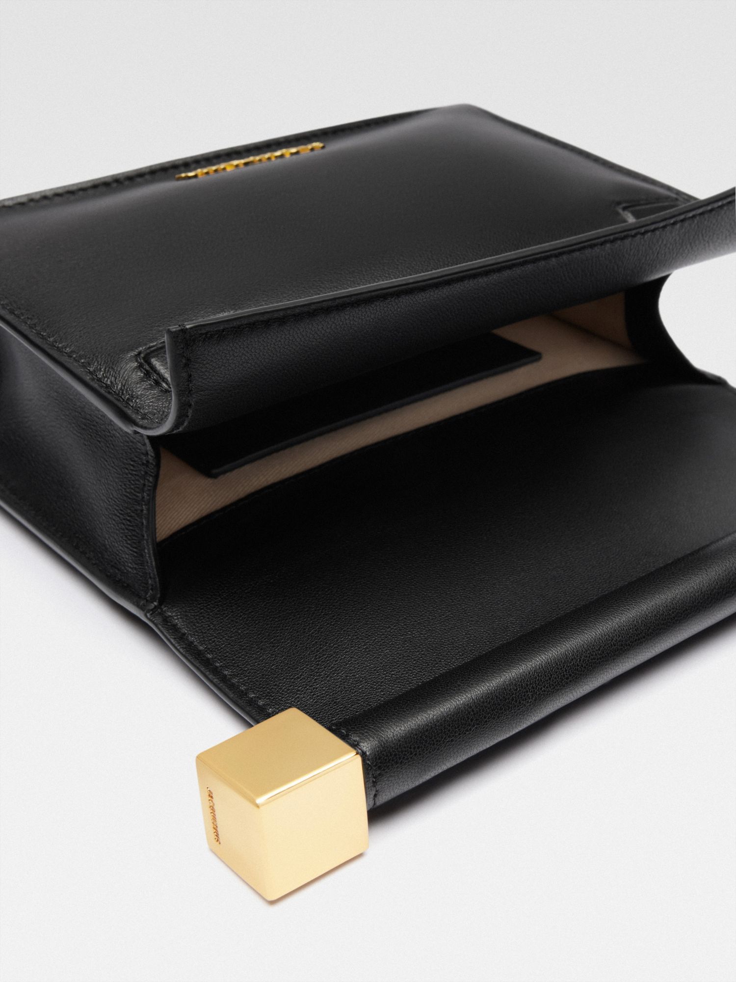 Jacquemus Women La Petite Pochette Rond Leather Clutch