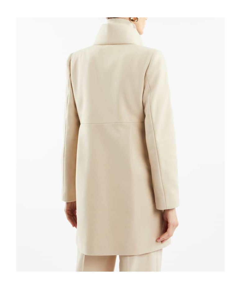 Fay Coats In Nude