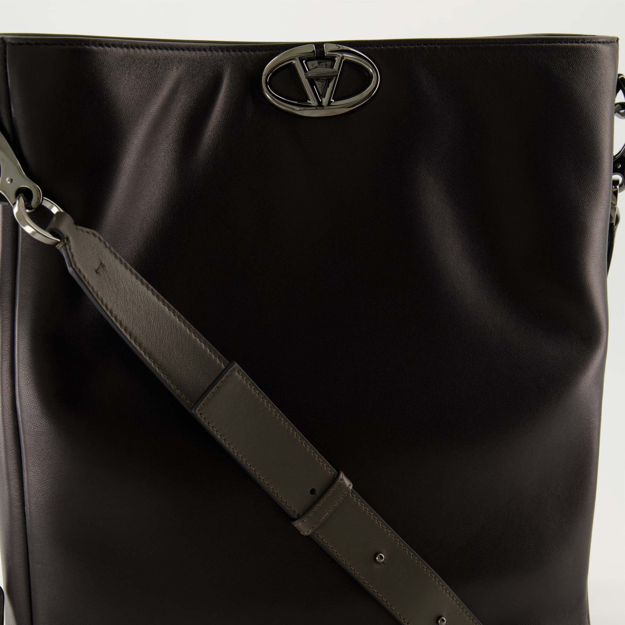 Valentino Garavani Logo Lock Leather Shoulder Bag In Black