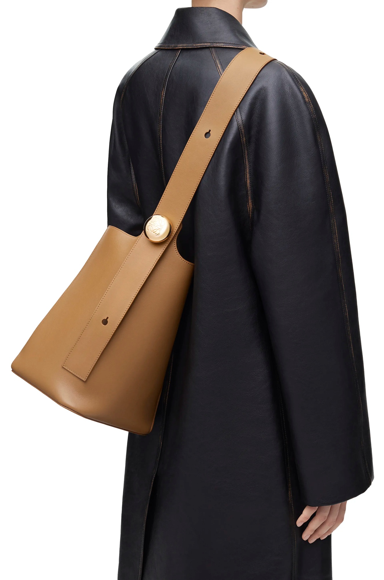 Loewe Pebble Medium Bucket Shoulder Bag In Brown