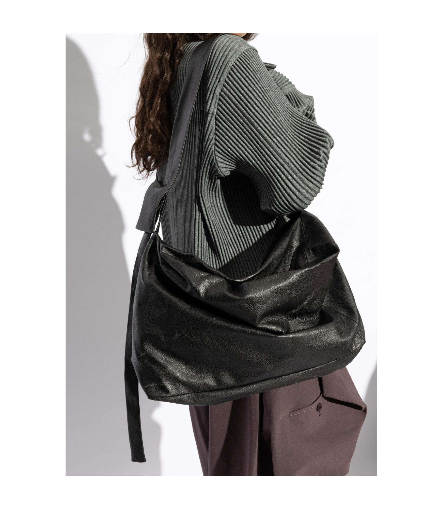 Yohji Yamamoto Puff Leather Shoulder Bag In Black