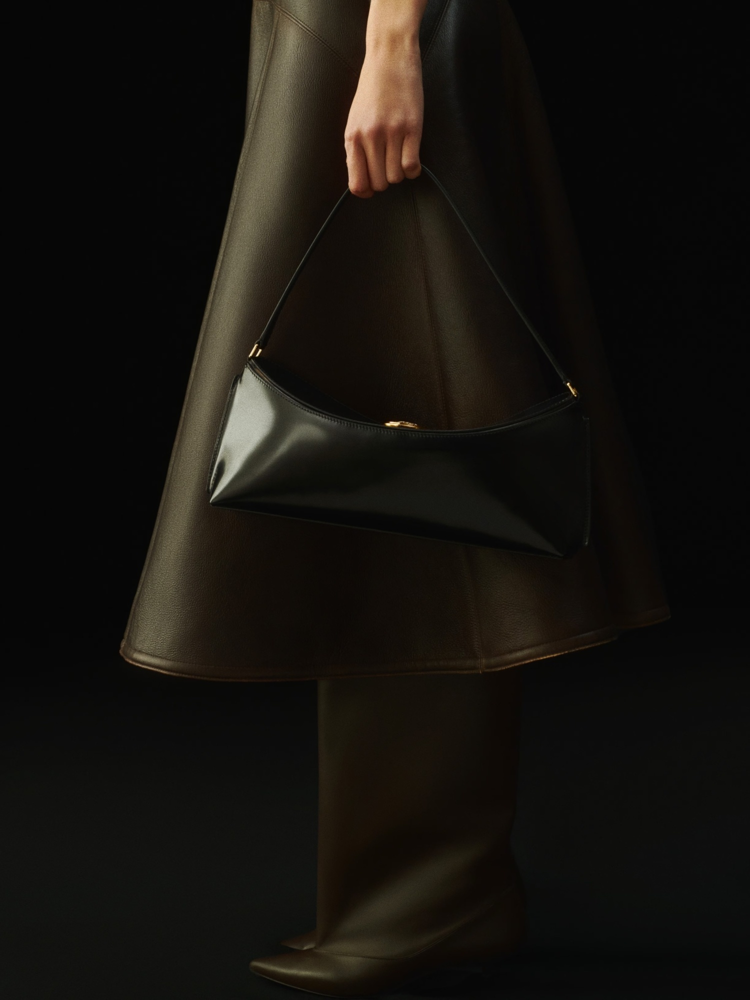 Jacquemus Curved Gold Handle Shoulder Bag In Black