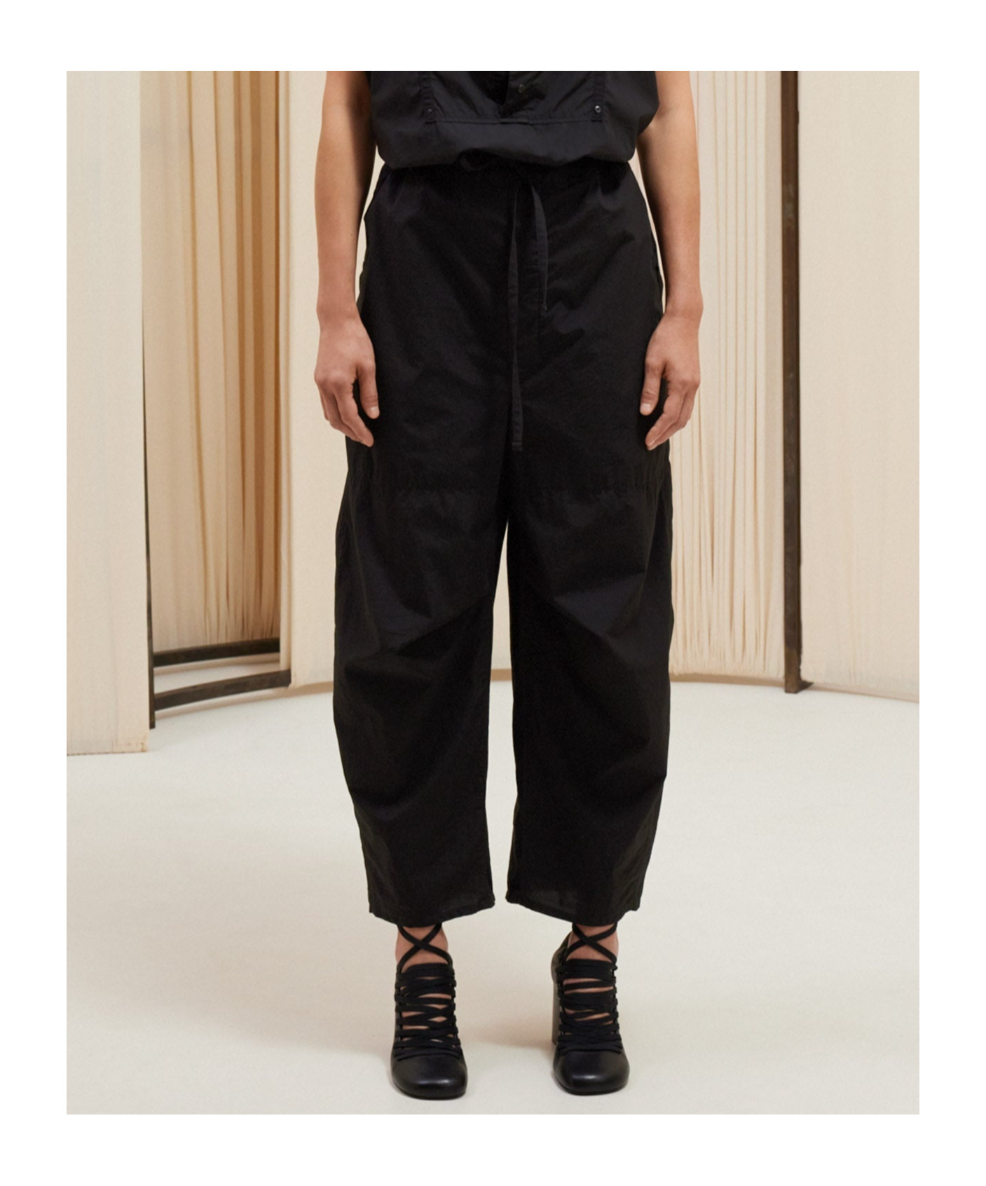 Lemaire Drawstring Tapered Leg Trousers In Black