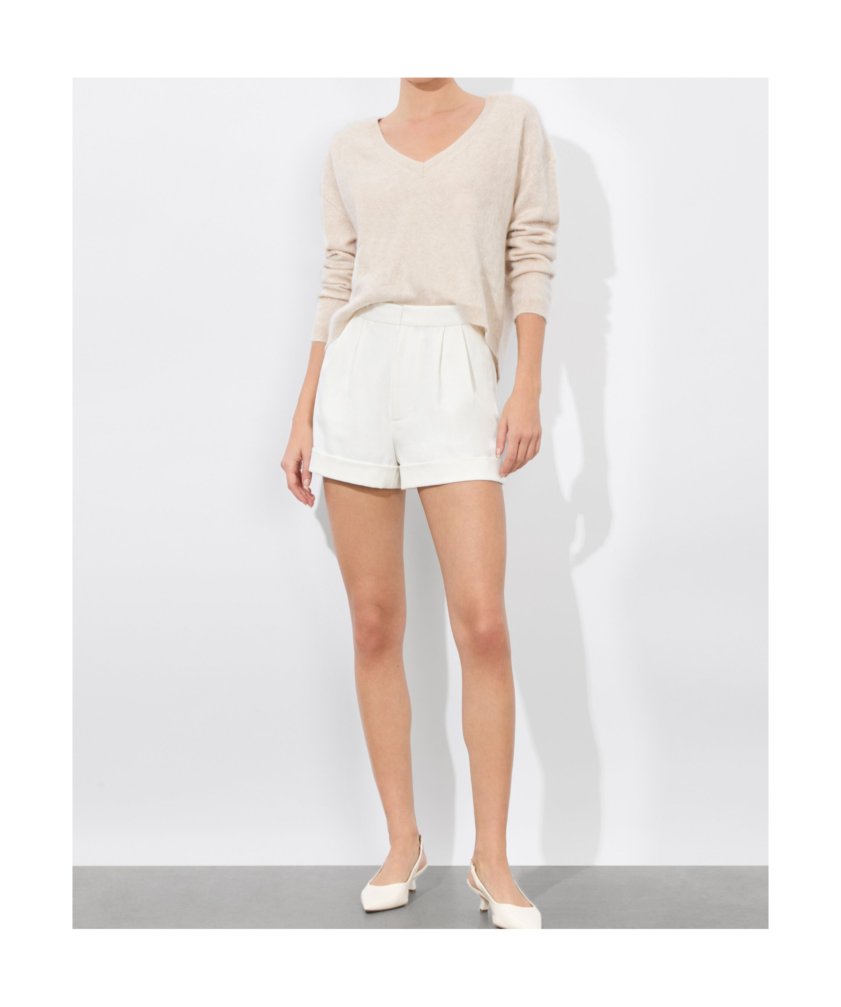 Alice And Olivia Conry Cuff Short In Off-white