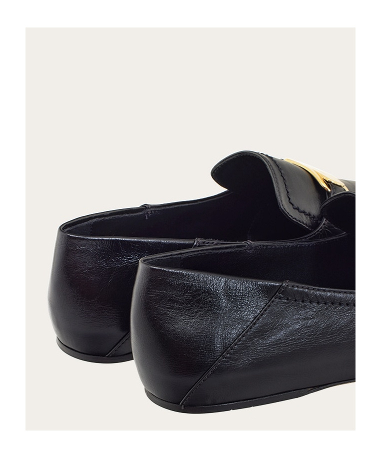 Ferragamo Elaine Vara Buckle Loafers In Calf Leather In Black