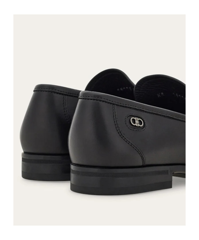 Ferragamo Round Toe Mini Gancini Buckle Loafers In Black