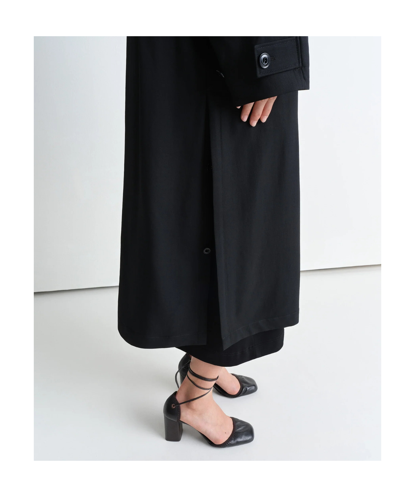 Lemaire Black Belted Lightweight Coat In Black