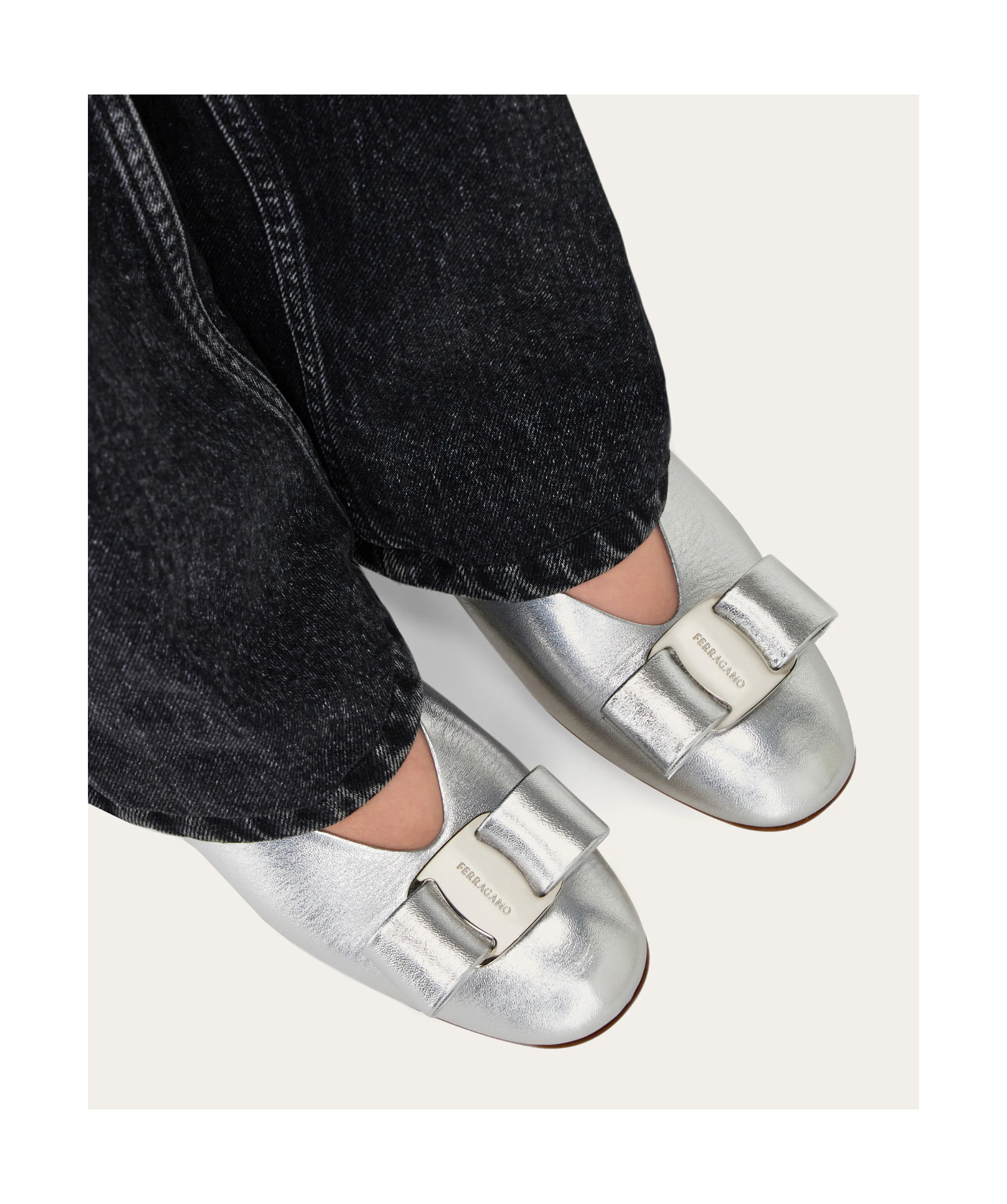 Ferragamo Vara Bow Ballet Flats In Silver