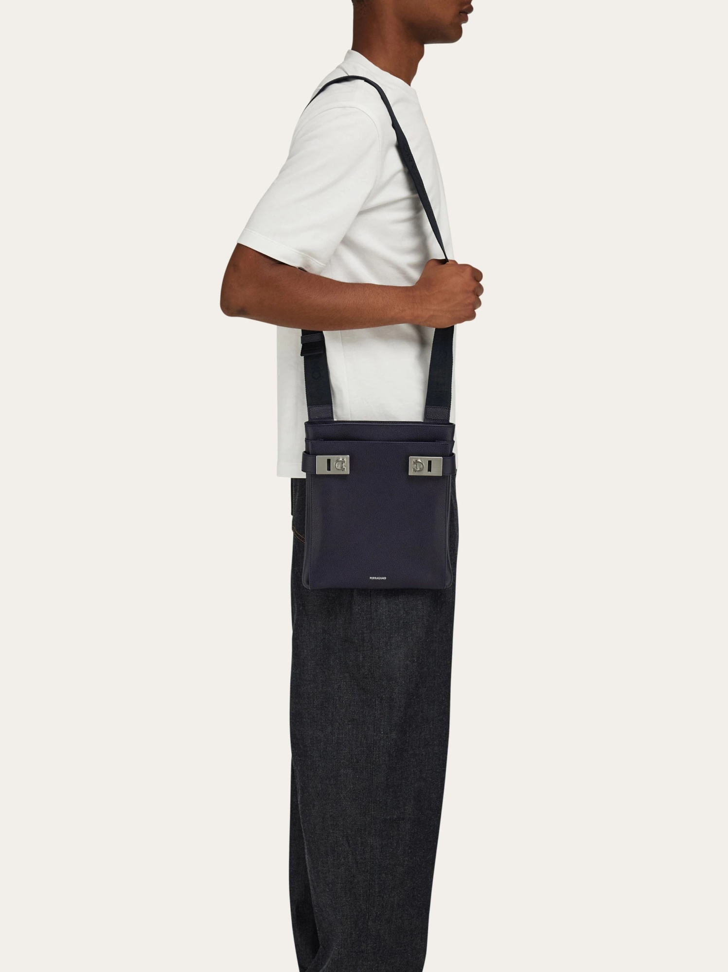 Ferragamo Logo Pattern Shoulder Bag In Black