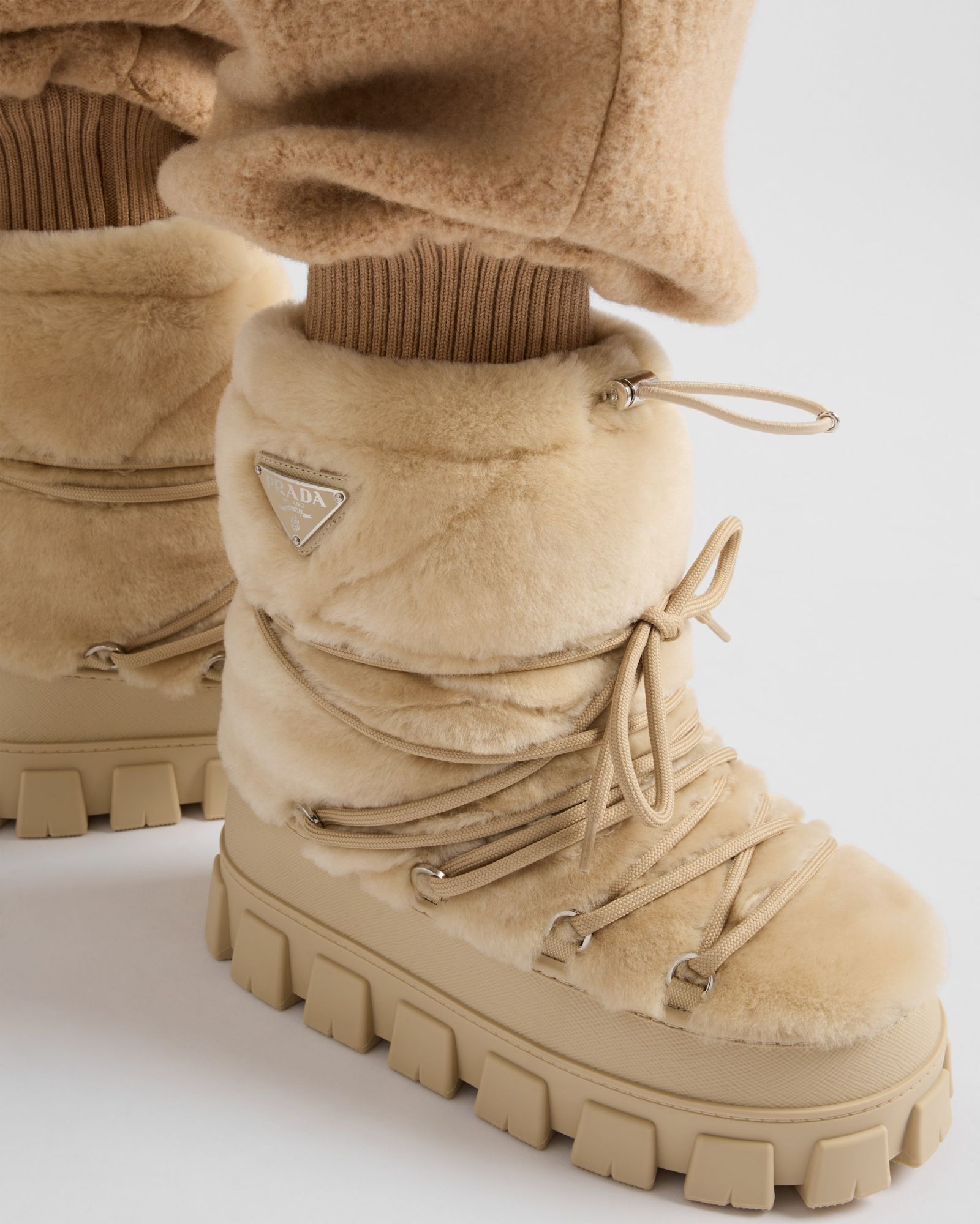 Prada Après-ski-stiefeletten Aus Lammfell In True Color