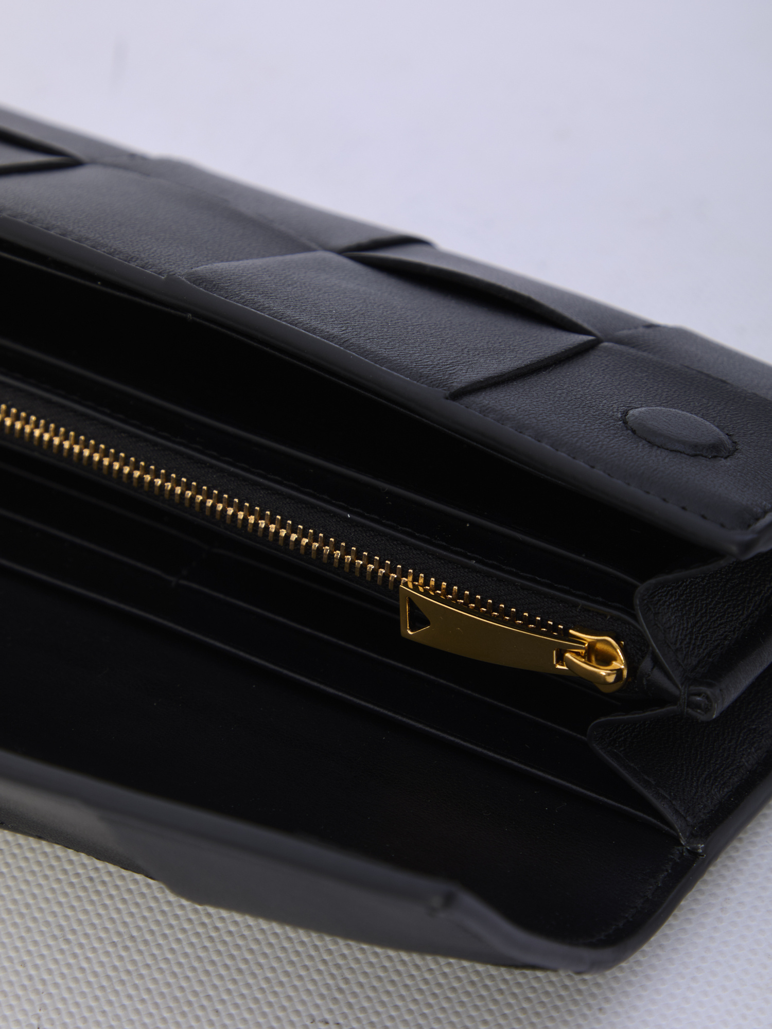 Bottega Veneta Zipped Wallet In Black