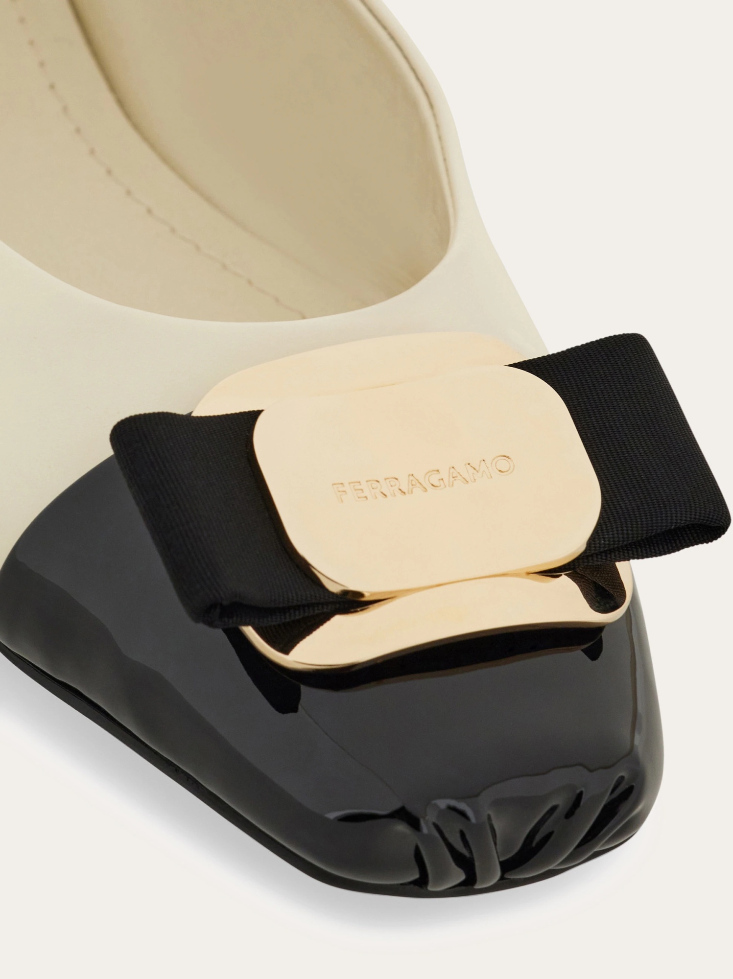 Ferragamo Vara Plate Two-tone Ballet Shoes In Nude