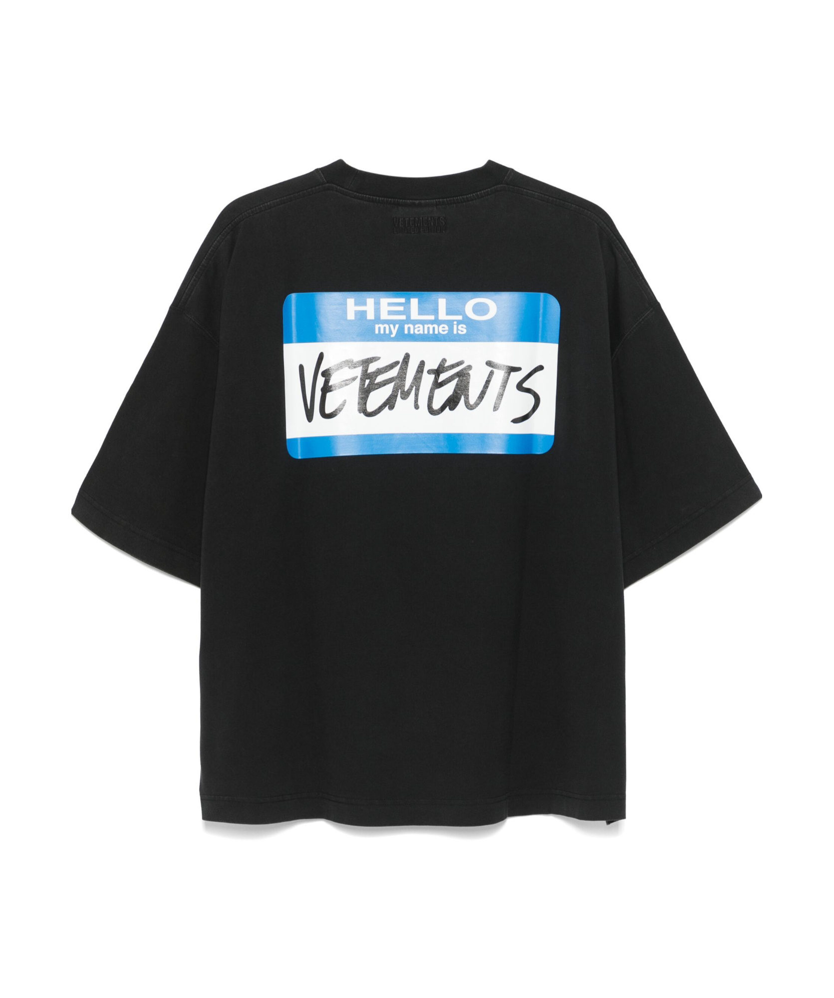 【VETEMENTS】My Name Sticker クロップド ボクシー Tシャツ VETEMENTSのブラック My Name Sticker クロップド ボクシー T