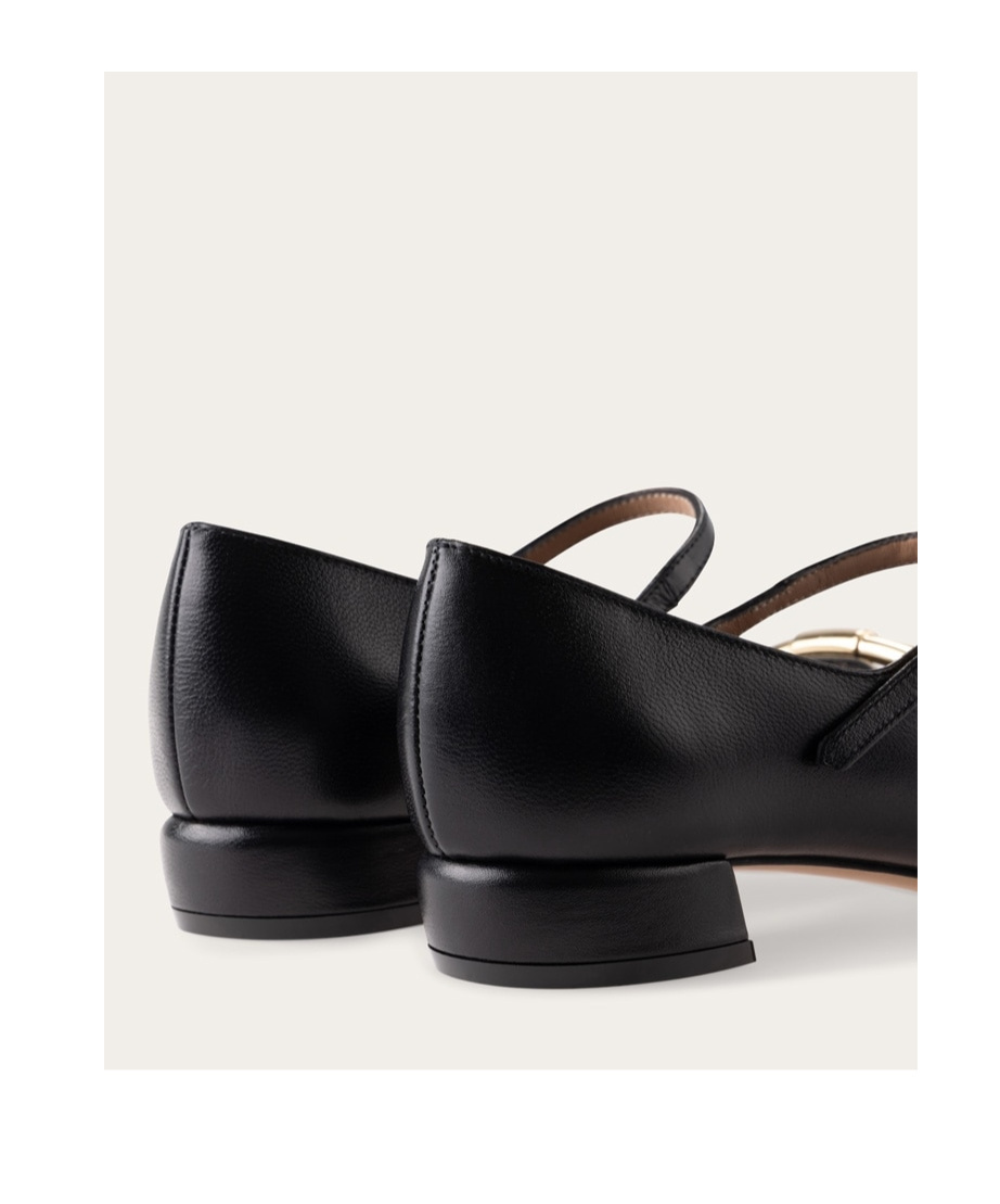 Ferragamo Buckle Strap Leather Ballerina Shoes In Black