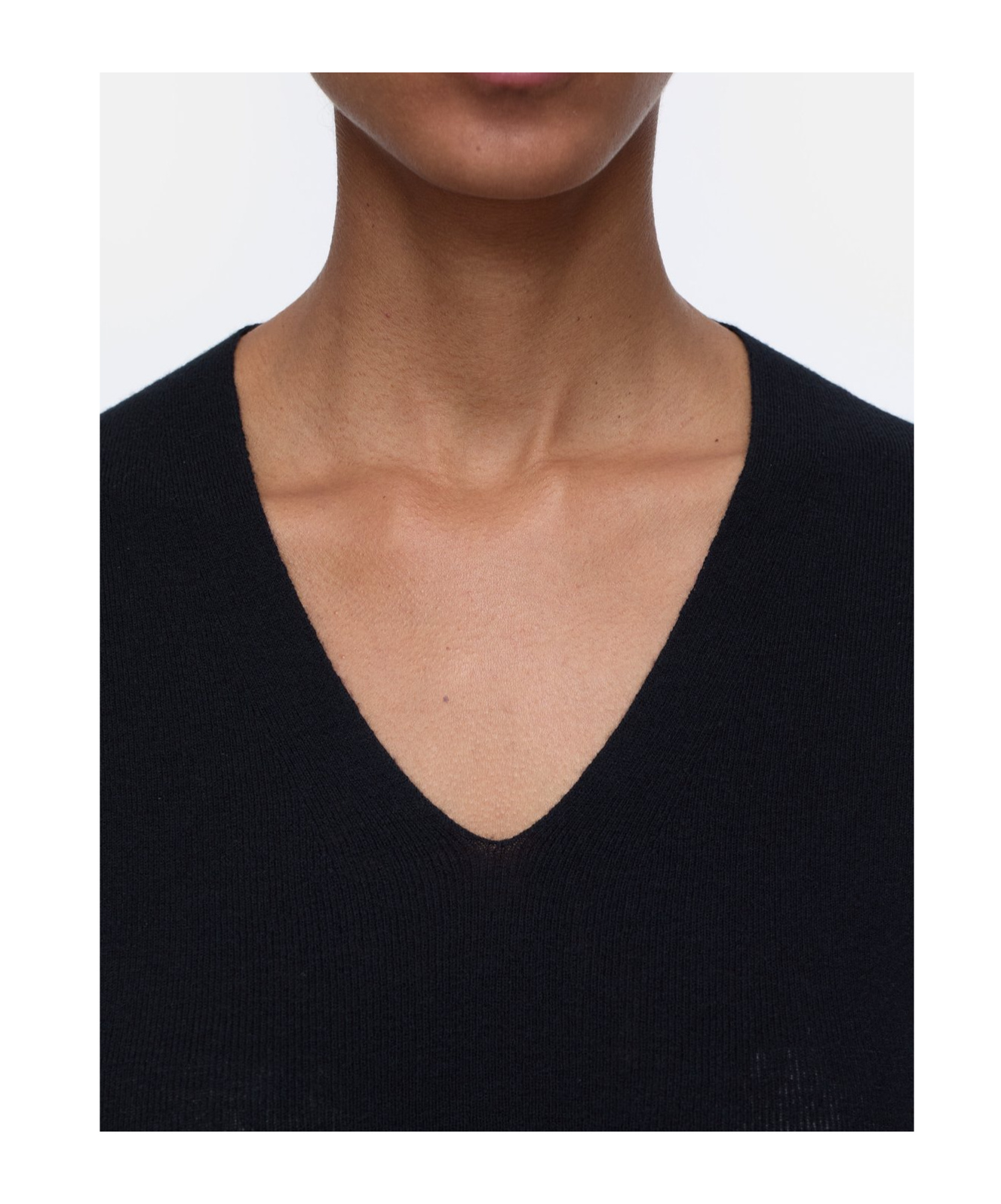 Closed V-neck Knitted Top In Black
