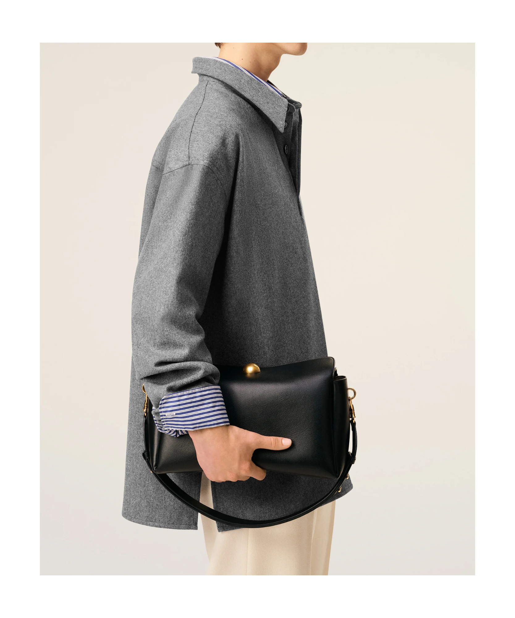 Ami Alexandre Mattiussi Medium Carrousel Magnetic-closure Smooth Leather Bag In Black