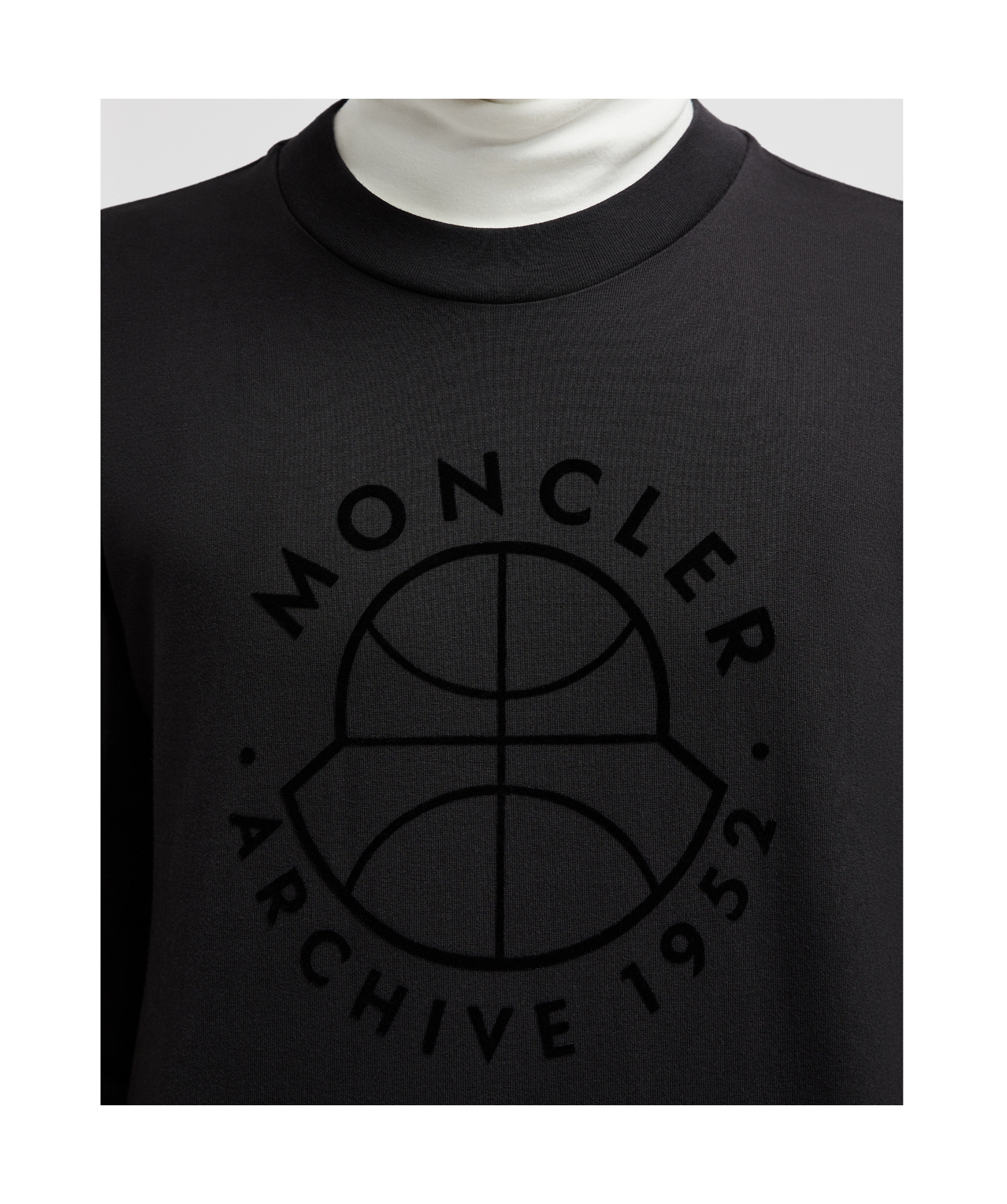 Moncler Logo Long-sleeved T-shirt In Black