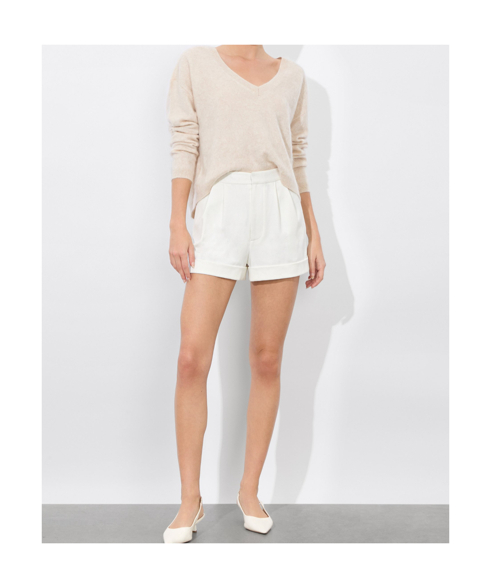 Alice And Olivia Conry Cuff Short In Off-white