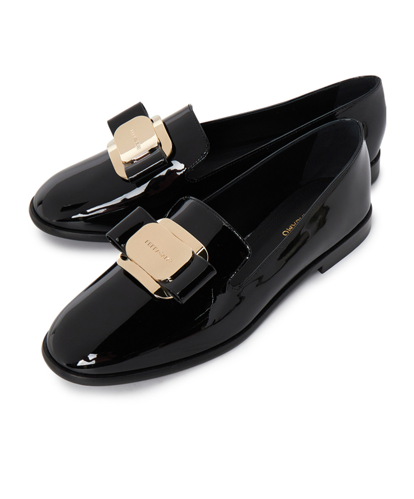 Ferragamo Glossy Patent Leather Low-heeled Pumps In Black