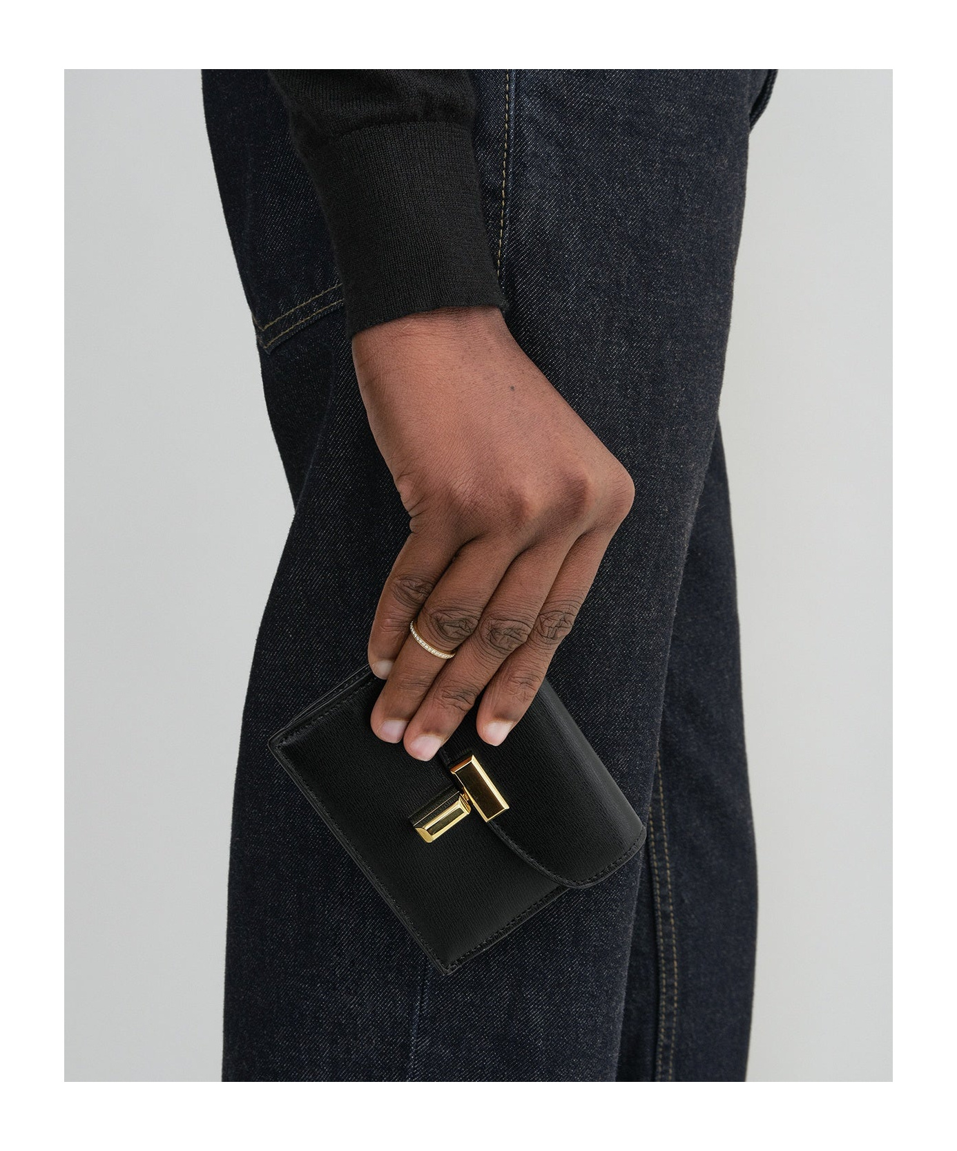 Totême T-shaped Latch Clip In Black
