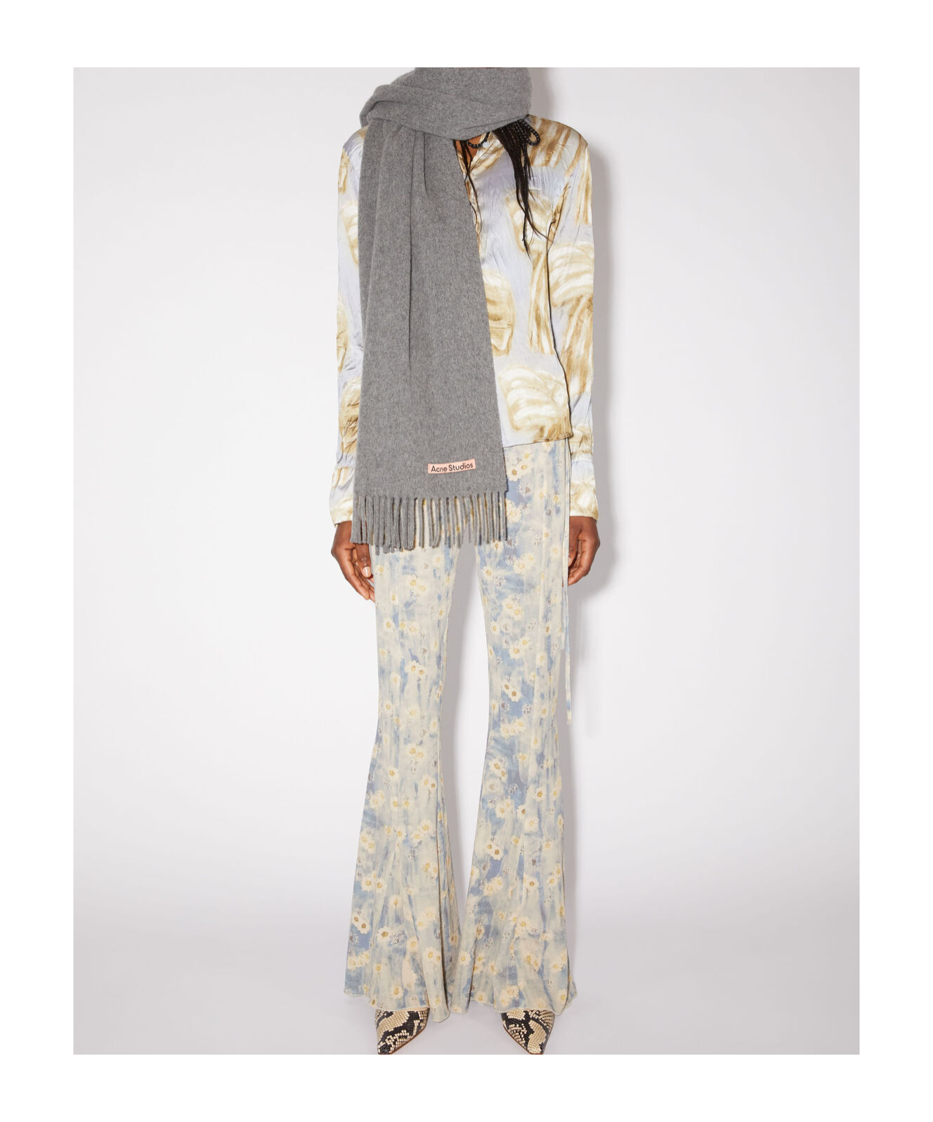 Acne Studios Logo Patch Fringed-edge Scarf In Gray