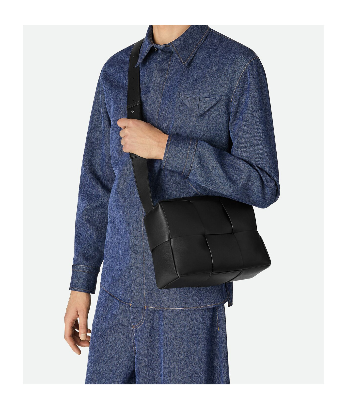 Bottega Veneta Zippered Shoulder Bag In Black