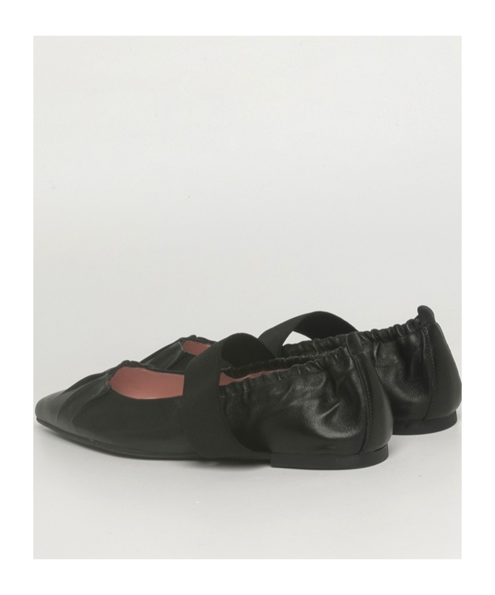 Pretty Ballerinas Pleated Pointed Flats In Black