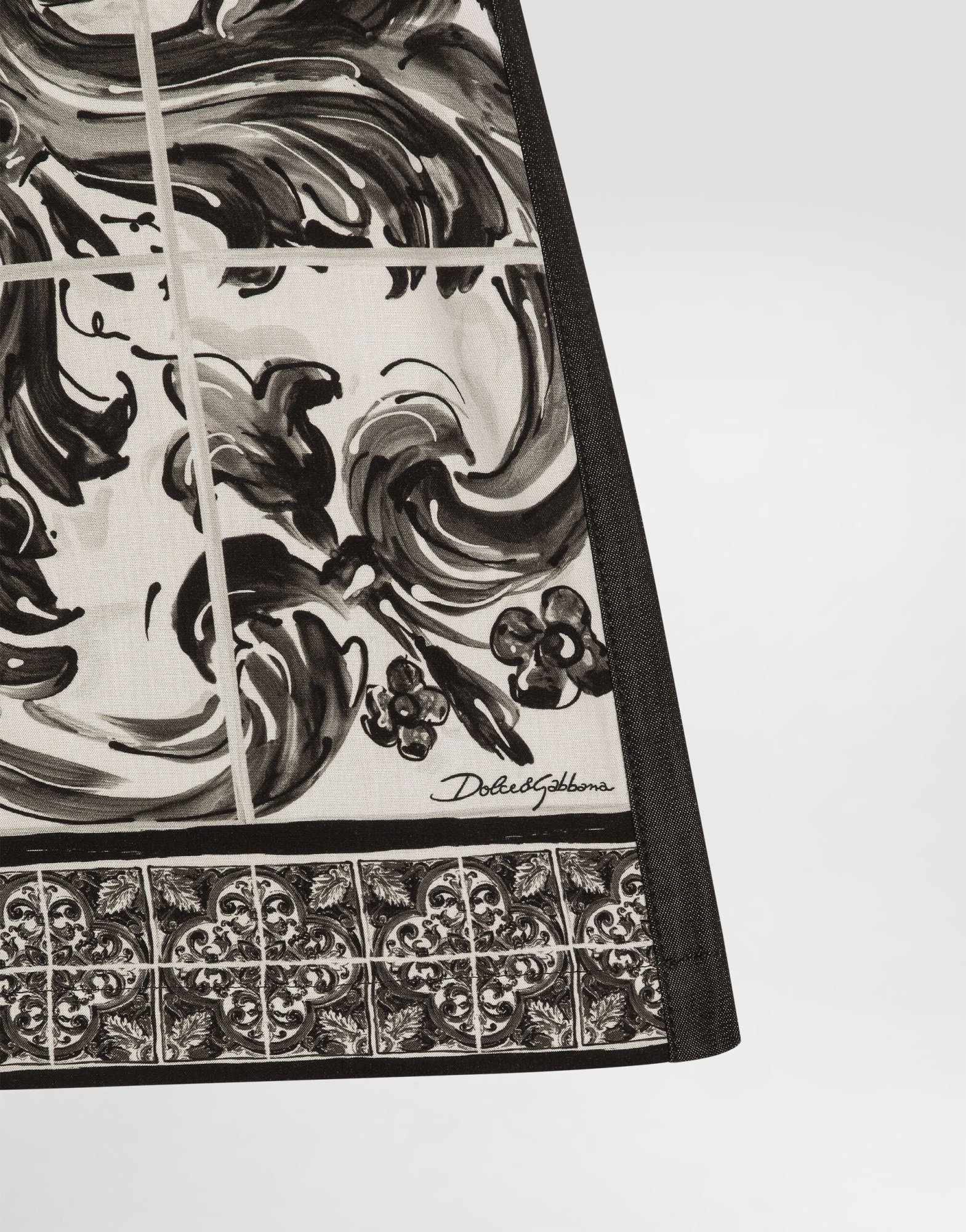 Dolce & Gabbana Maiolica-print Shorts In Black