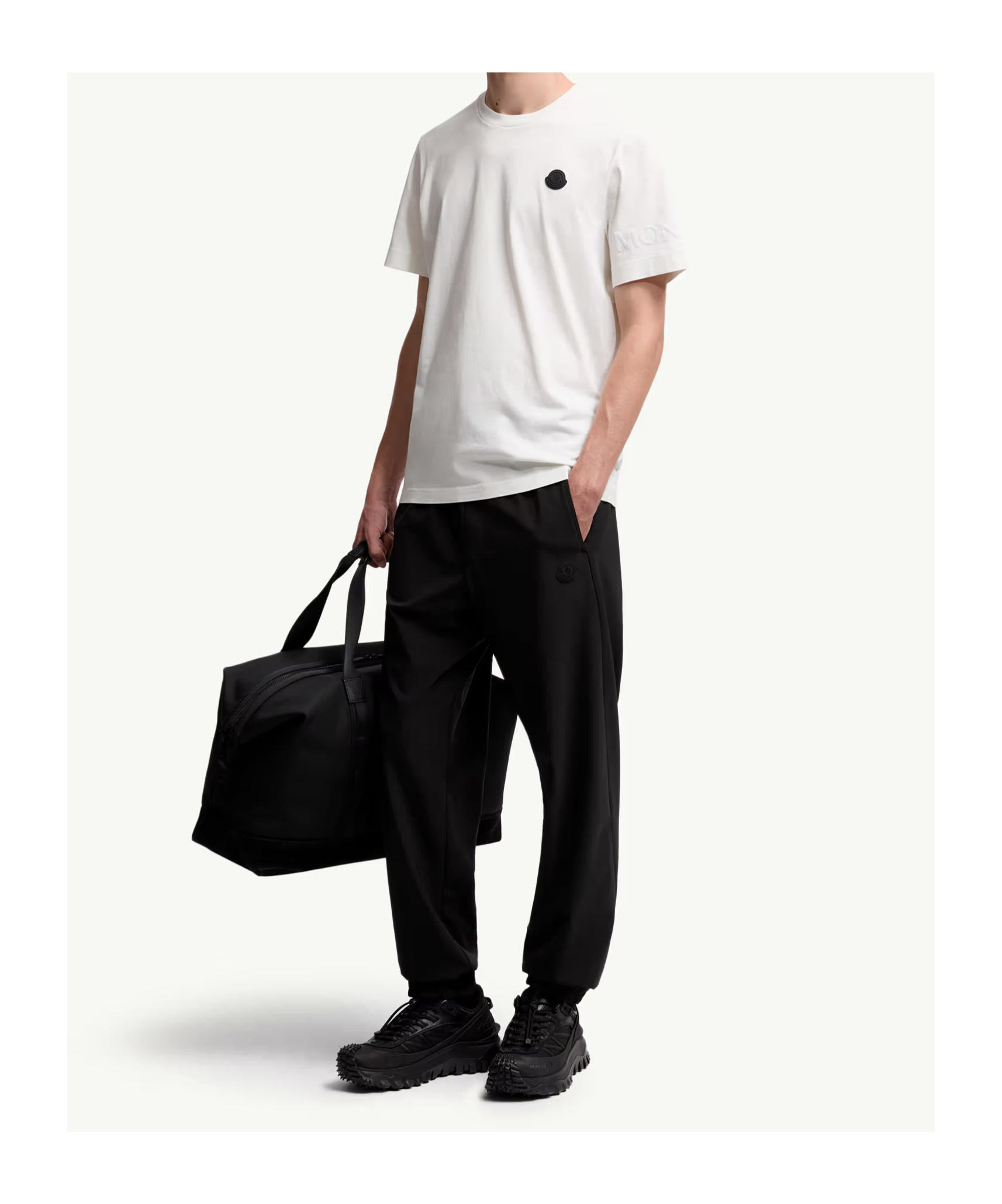 Moncler Men Logo T-shirt In Cotton. Chiedi A Chatgpt In White