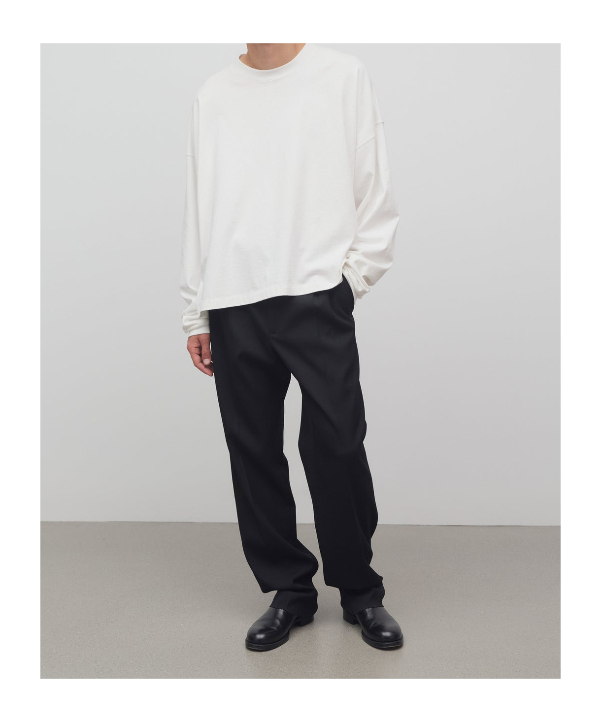 The Row Belt-loop Casual Pants In Black