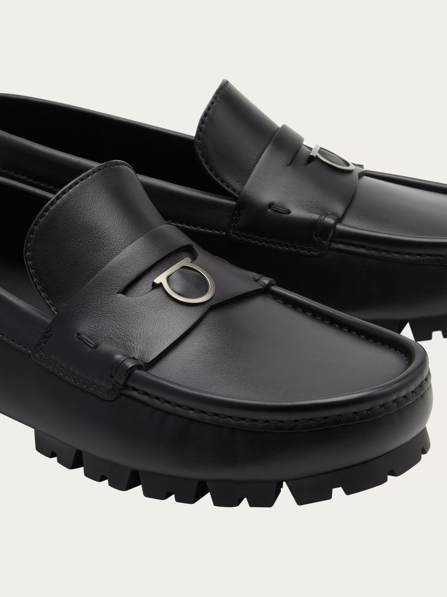 Ferragamo Round Head Loafer Shoes In Black