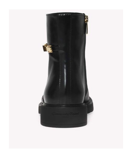 Gianvito Rossi Round-head Short Boots In Black