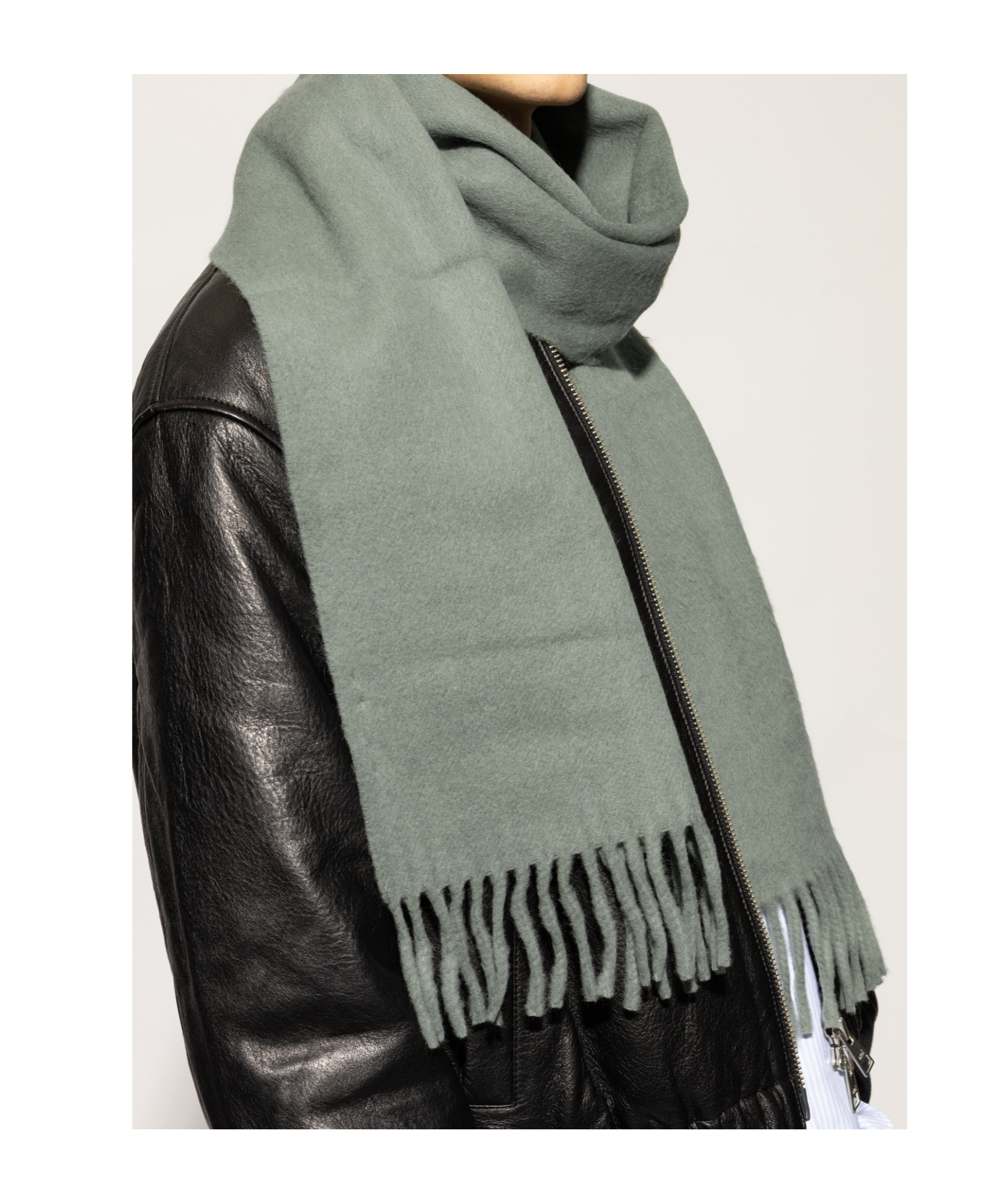 Ami Alexandre Mattiussi Ami Paris Logo Patch Fringed-edge Scarf In Gray