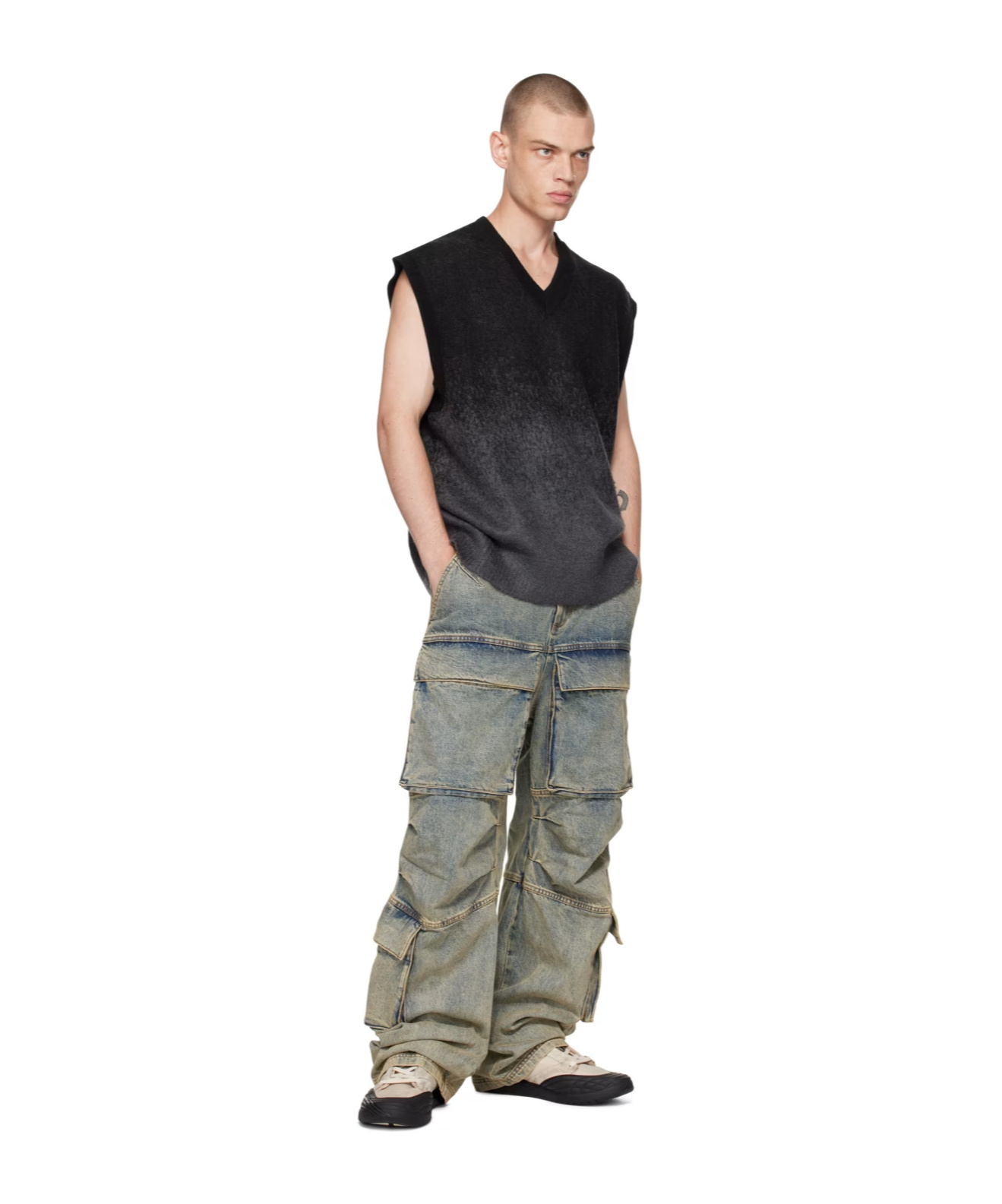 Juunj Sleeveless V-neck Knitted Vest In Black