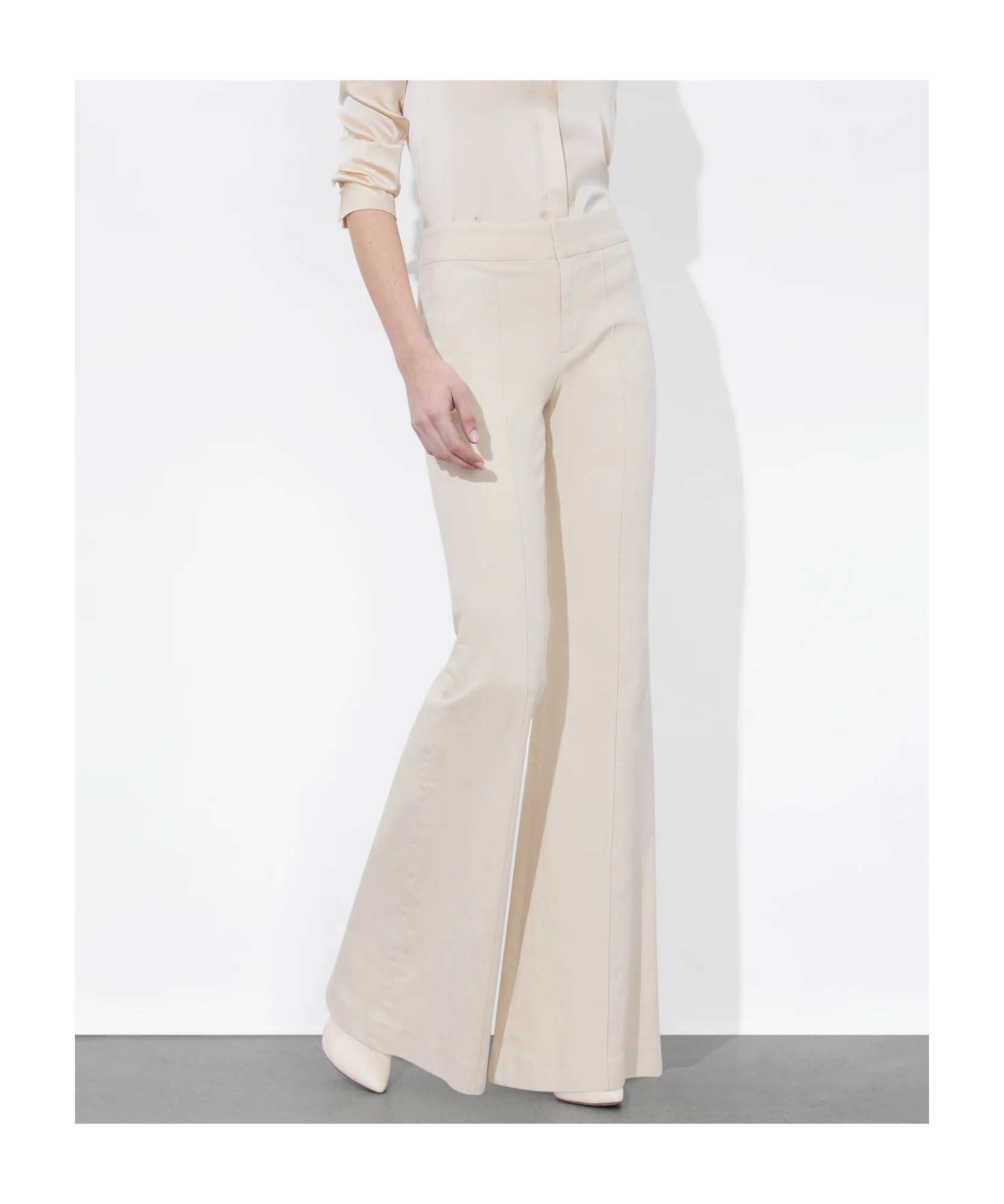 Alice And Olivia Flared Jeans In Nude