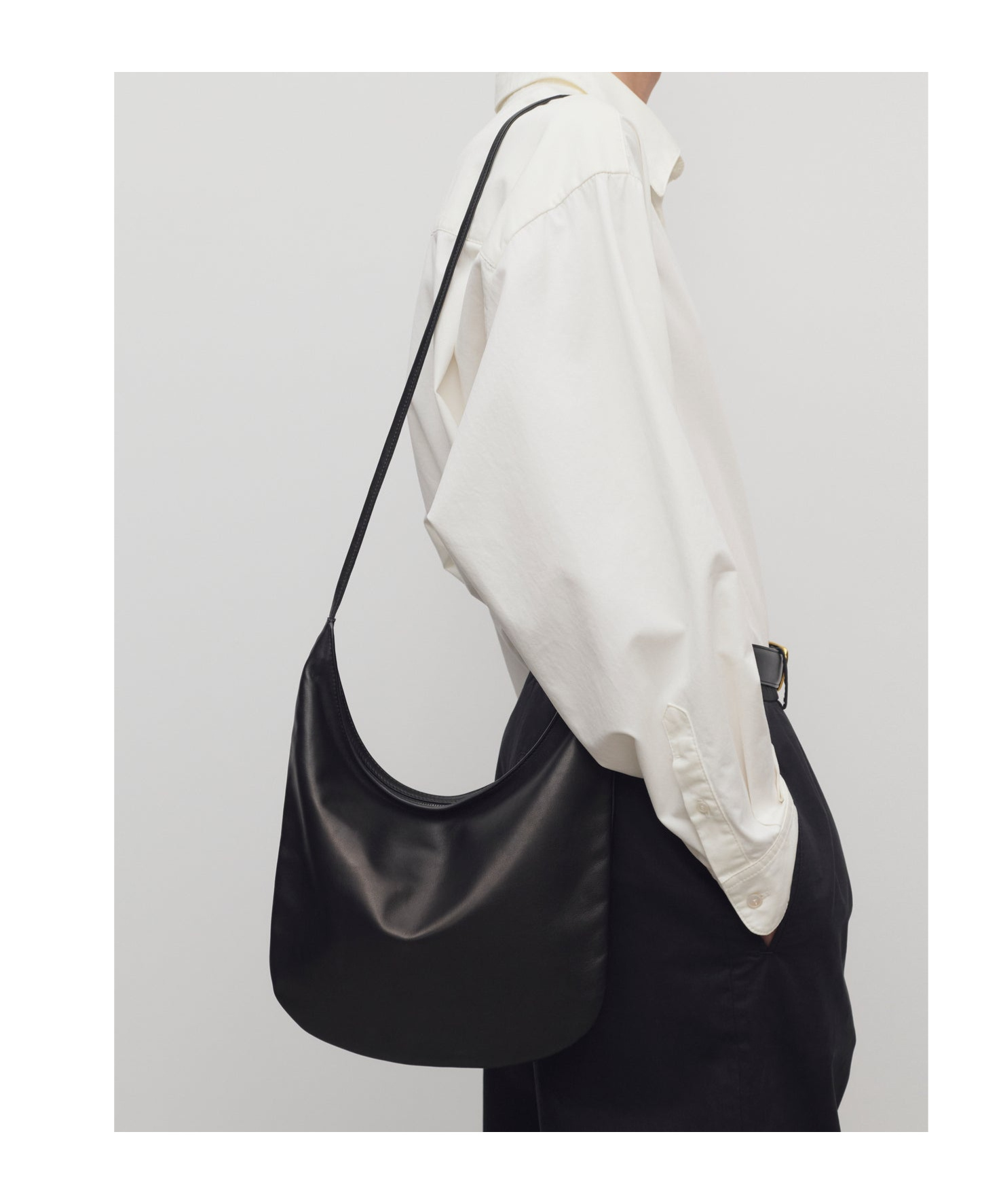 The Row N/s Izzy Leather Bag In Black