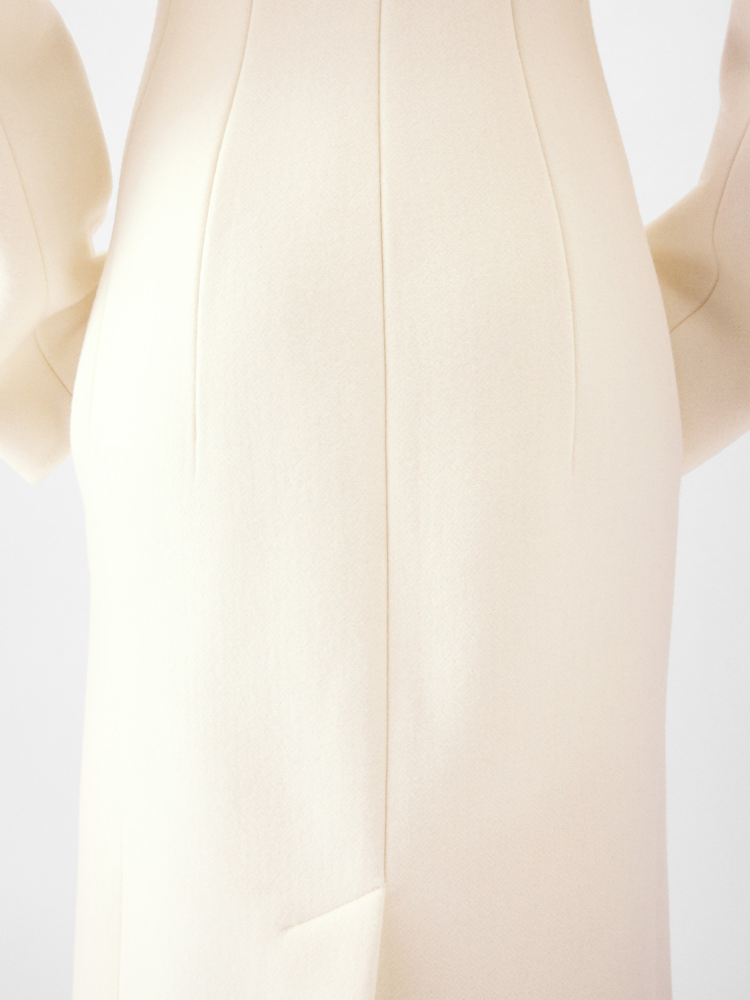 Jacquemus The Curvo Coat In White