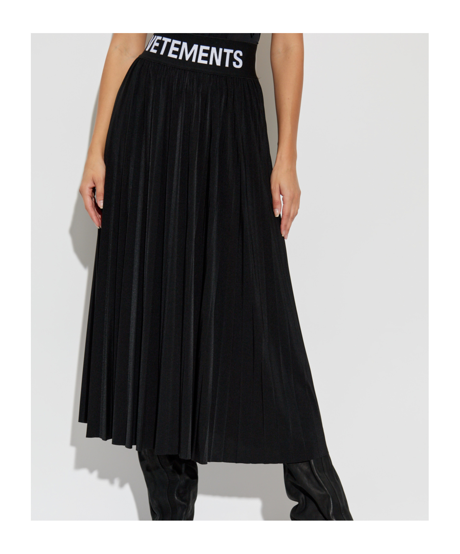 VETEMENTS VETEMENTS LOGO WAIST-BAND PLEATED SKIRT 