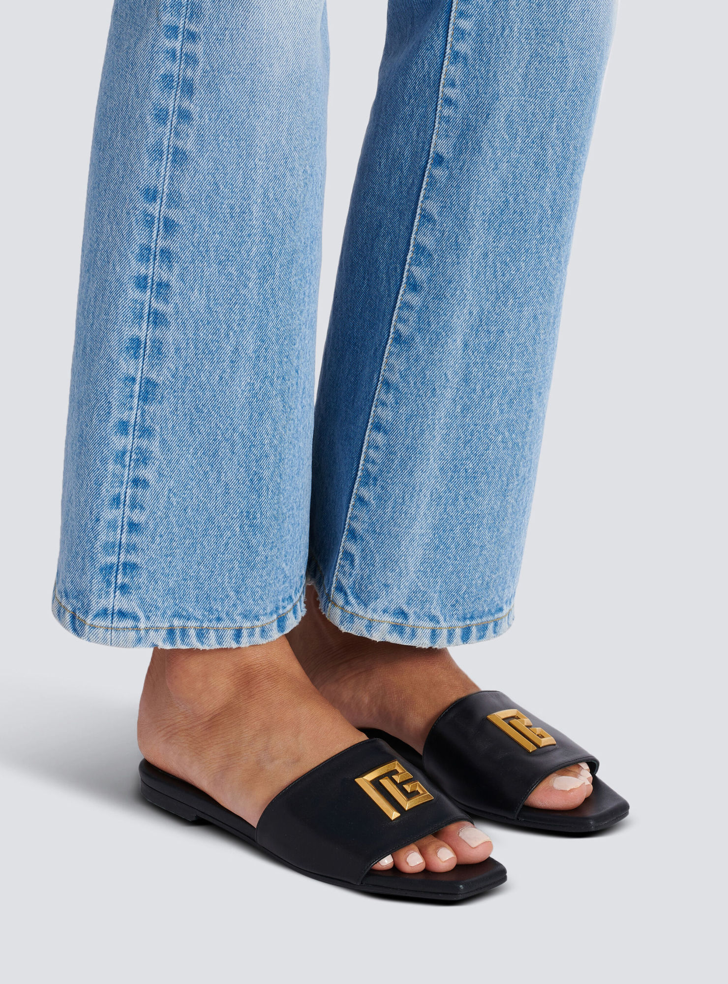 Balmain Dafne Logo-plaque Leather Slides In Black