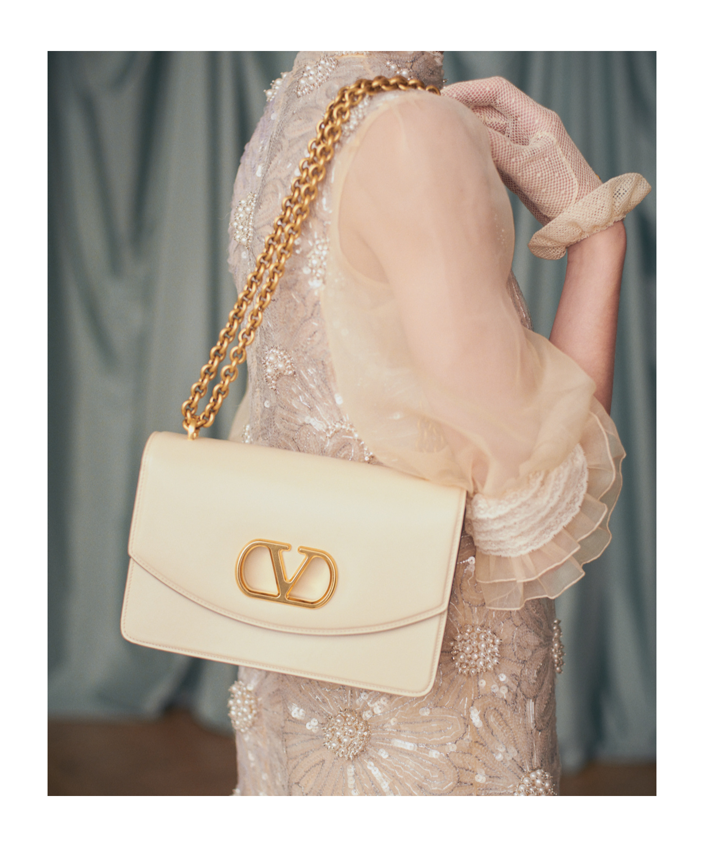 Valentino Garavani Garavani Vain Small Shoulder Bag In Shiny Calfskin Woman Ivory Uni In Nude