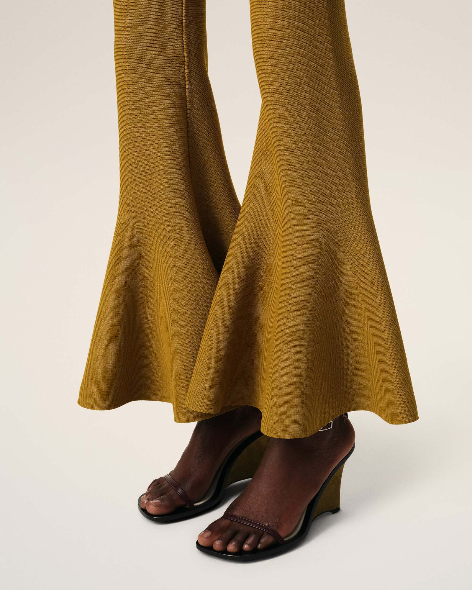 Ami Alexandre Mattiussi Fluted Hem High Waist Stretch Trousers In Brown