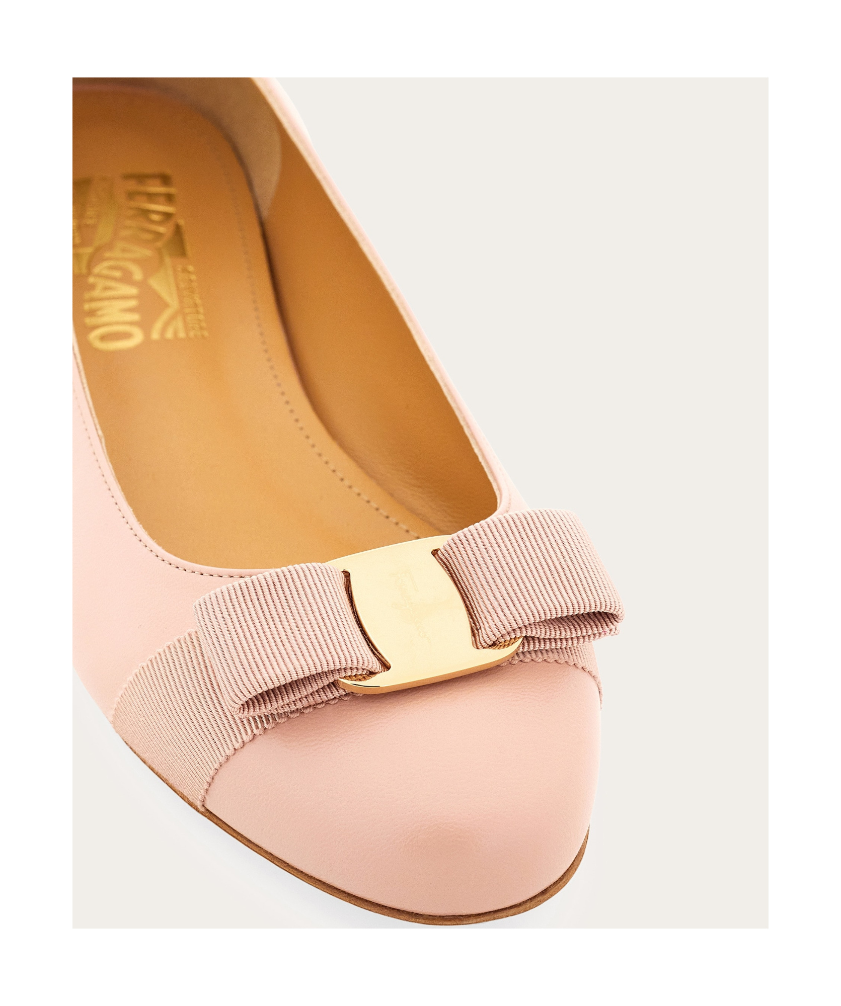 Ferragamo Varina Bow-detailed Patent-leather Ballet Flats In Nude