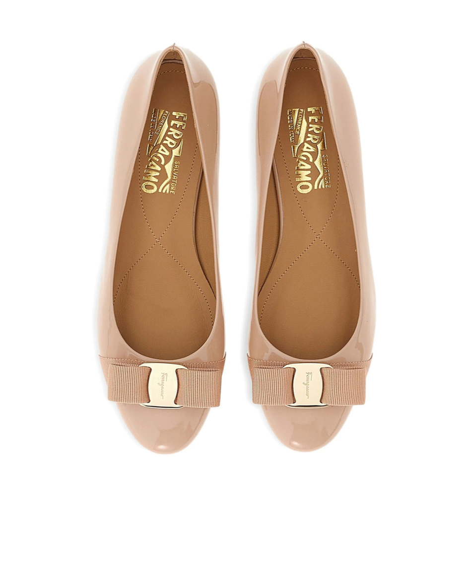 Ferragamo Varina Patent Bow-detail Ballet Flats In Neutral