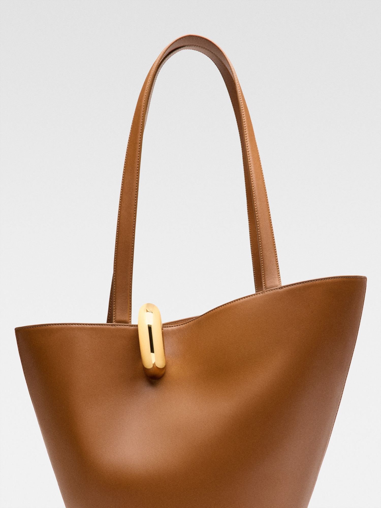 Jacquemus The Medium Bambola Asymmetric Leather Bucket Bag In Brown
