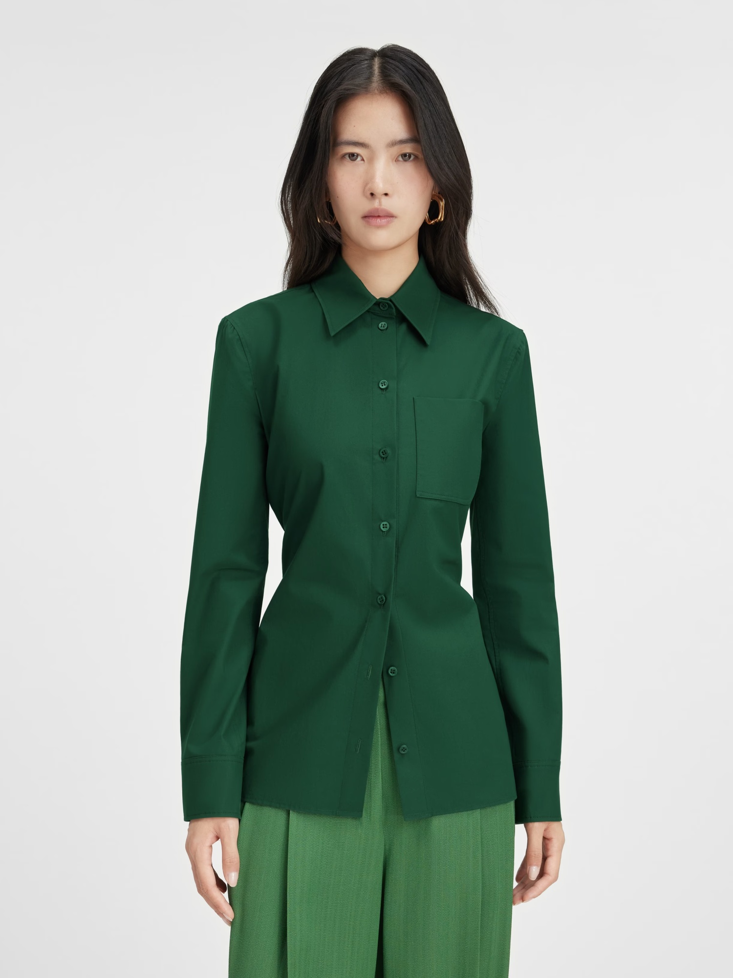 Jacquemus A Shirt With A Pointed Collar And A Bare Back In Green