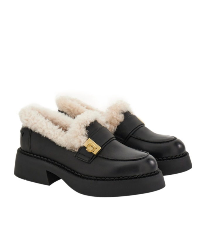 Ferragamo Loafer With Hug Buckle Detail In Black