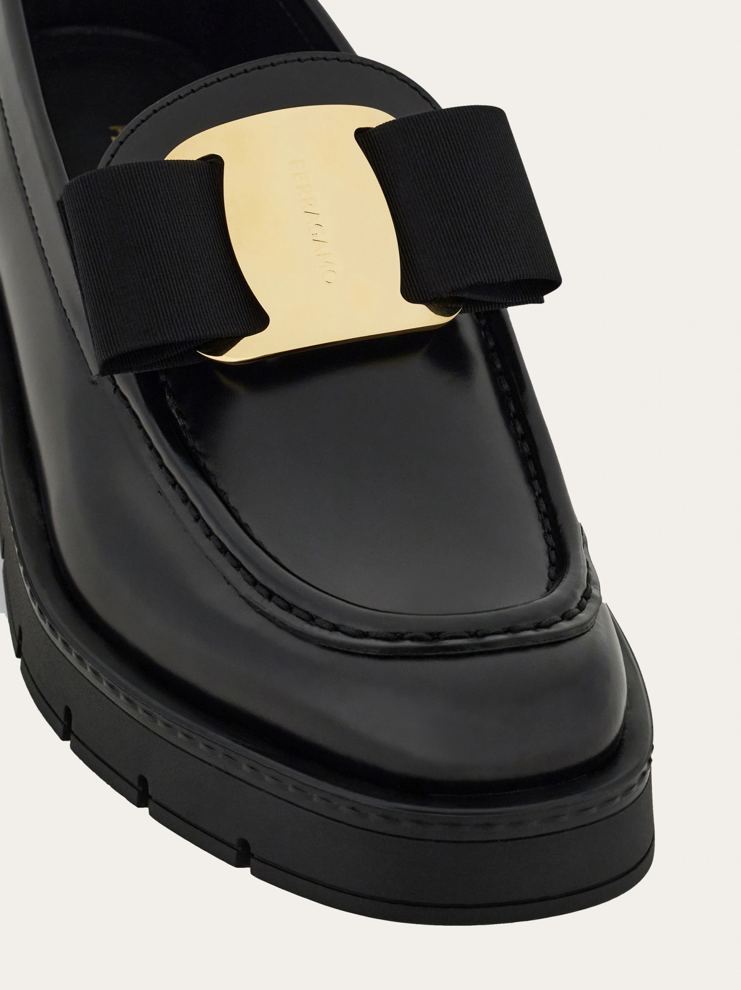Ferragamo Gancini Buckle Loafers In Black