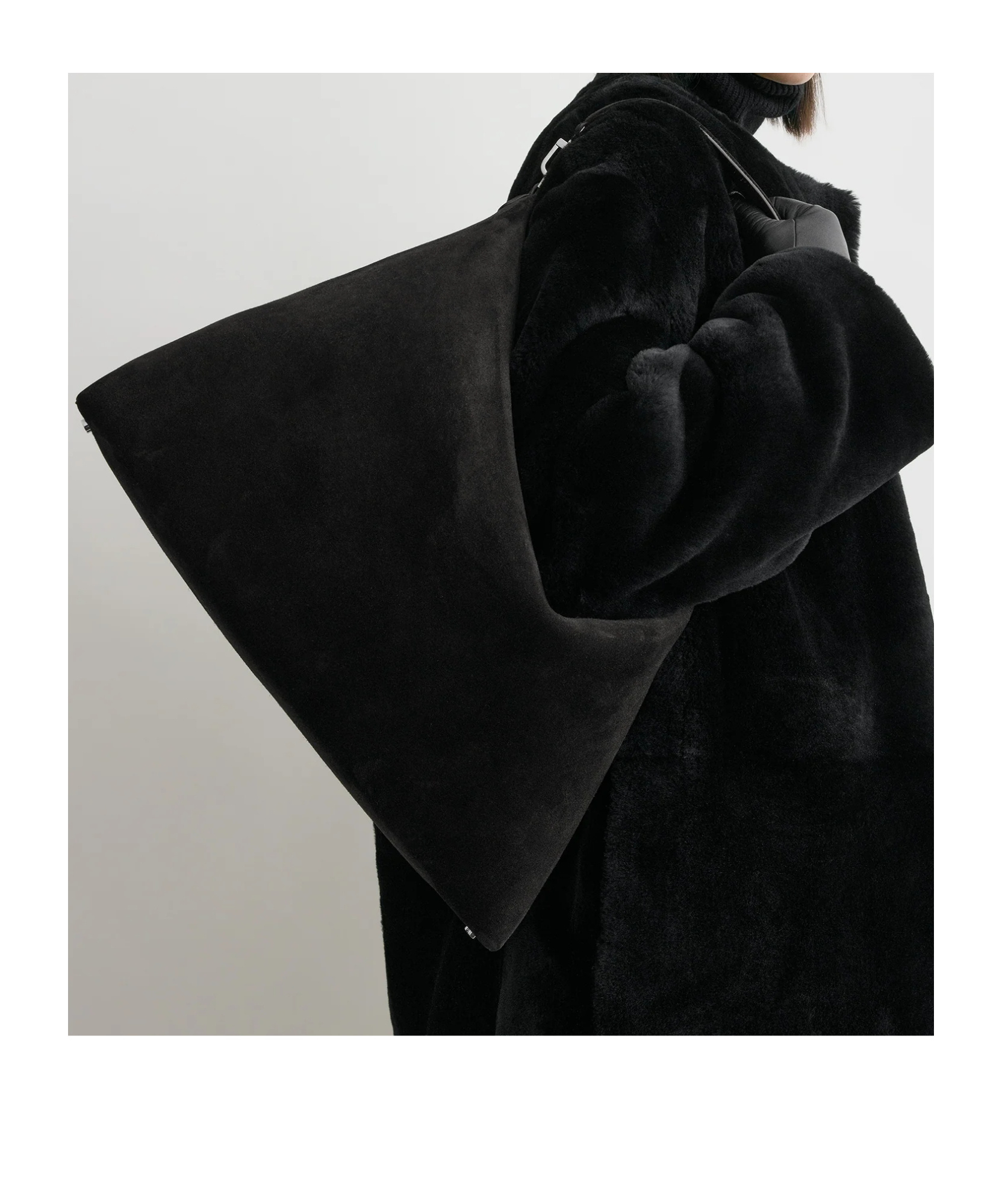 Totême Zipper Shoulder Bag In Black
